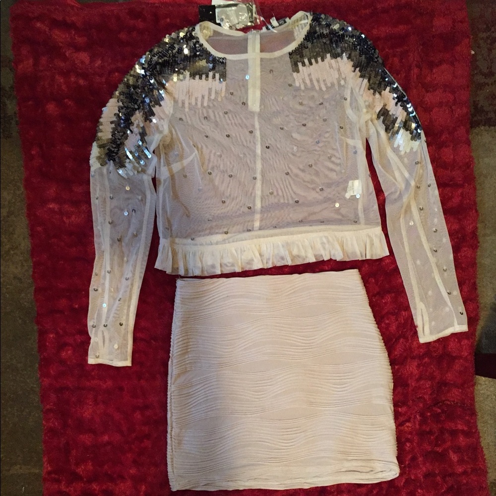 Long sleeve top and matching skirt.